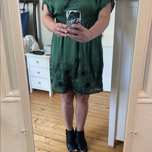 Le Château | Elastic waist. Wrap dress. Silk looking green mini dress. Size M. - Picture 3 of 9